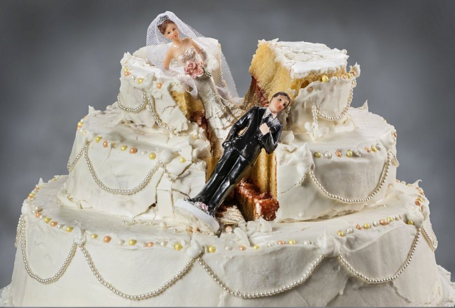 Zrujnowany tort weselny
