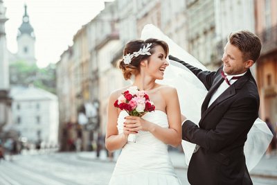Jak wybrać kamerzystę ślubnego - skuteczne sposoby nowożeńców