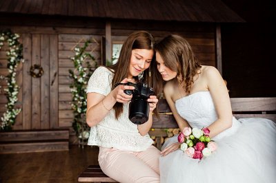 Fotograf i kamerzysta na wesele – zamawiać te usługi razem czy osobno?