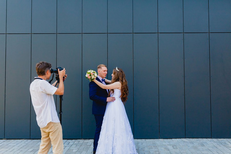 Na zdjęciu para młoda i fotograf