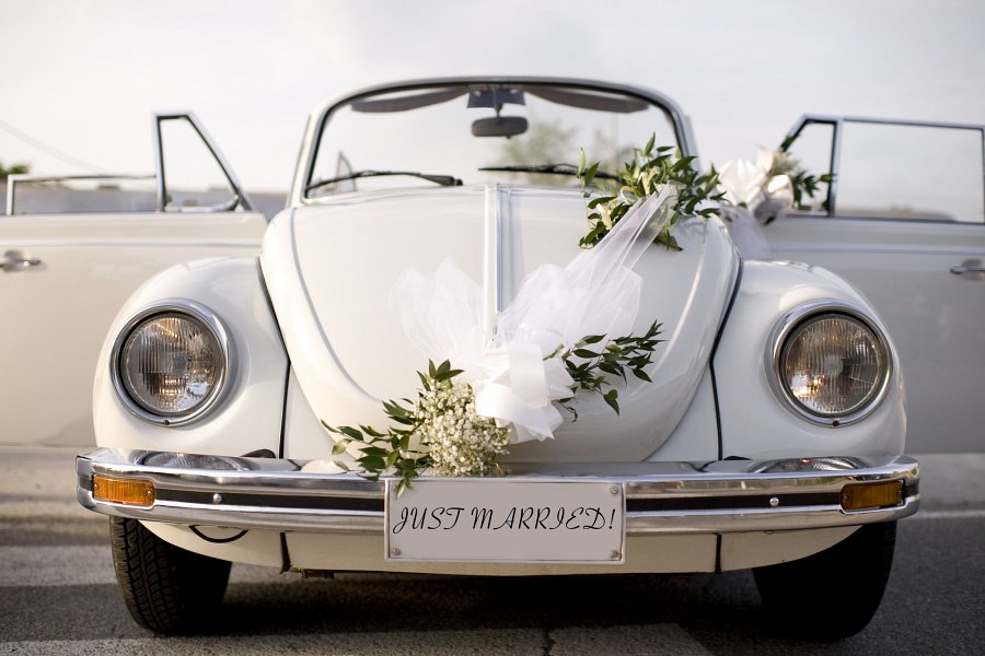 Na zdjęciu samochód udekorowany do ślubu
