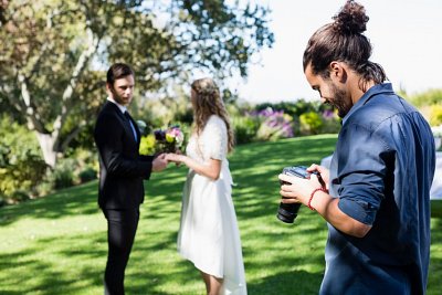 Filmowanie dronem i inne sztuczki – jak dziś tworzyć wyjątkowe filmy ze ślubu?
