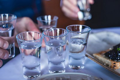 Jak wybrać wódkę na wesele, która zachwyci wszystkich gości?